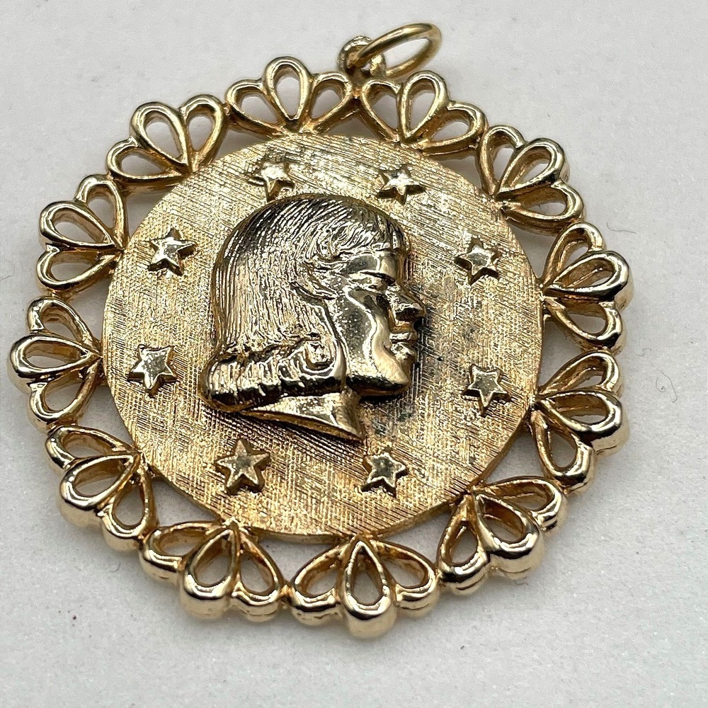Vintage Gold-Tone Classic Women's Star Heart Border Silhouette Portrait Pendant